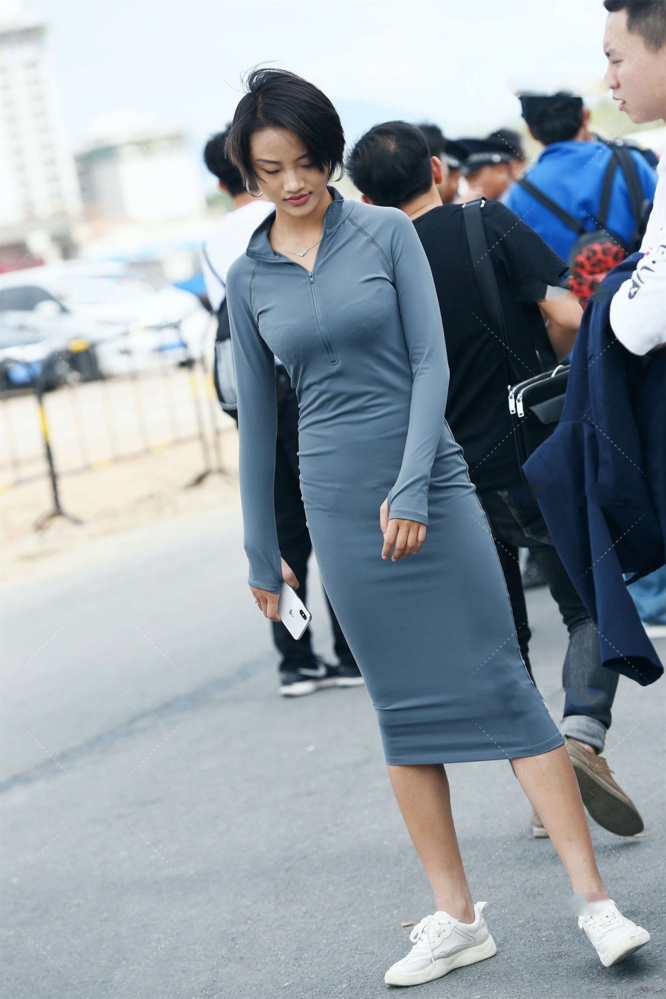 长袖裙 一身灰色长袖裙,多了几分洒脱和美的气韵,值得尝试一番