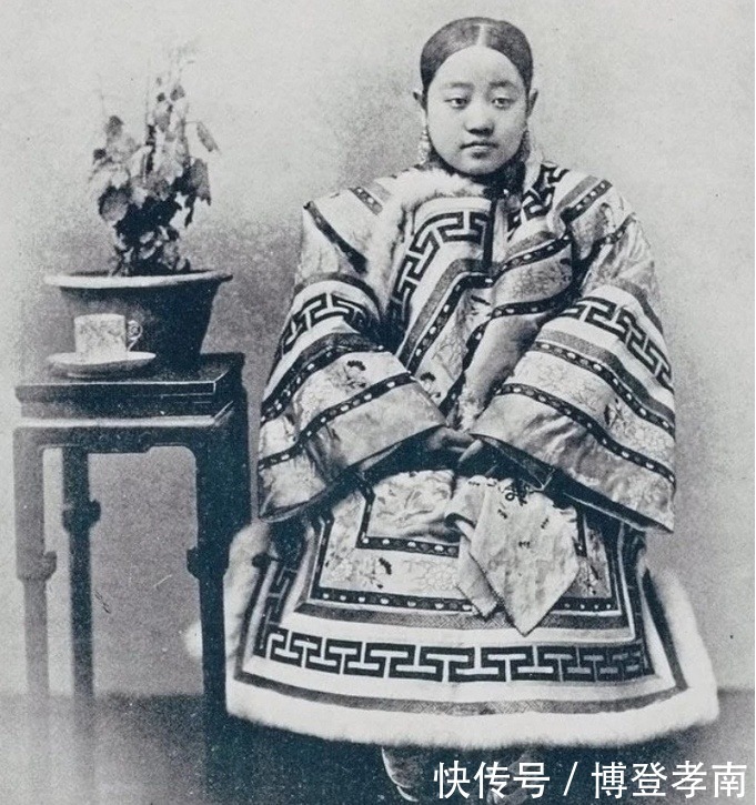 猪蹄|清朝老照片：女子心宽体胖，脚却小如猪蹄，图3贵族女子聚会