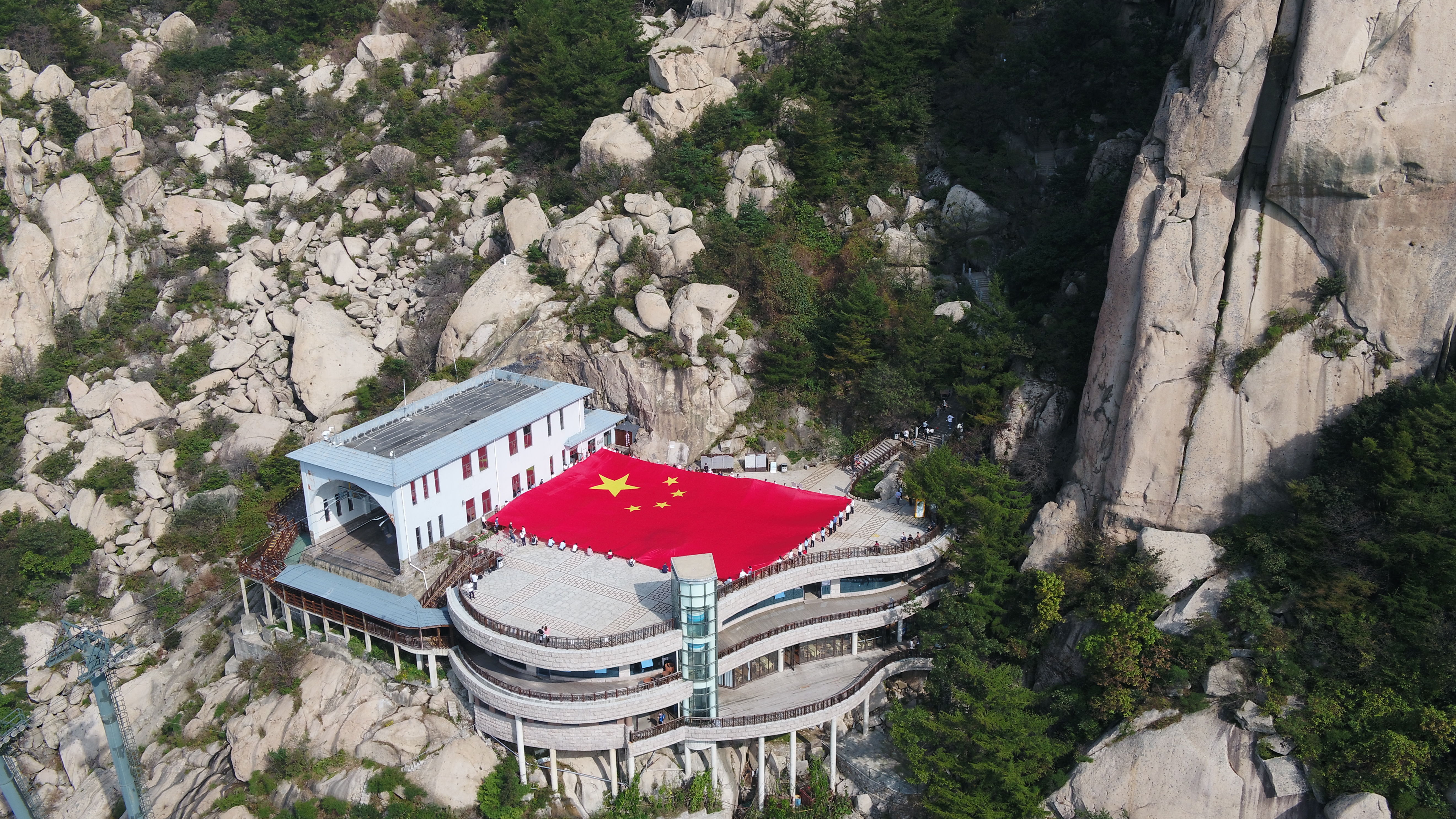 祝福|青岛崂山：祝福祖国，海岸线最高峰上飘起巨幅国旗