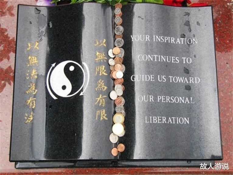 守墓|李小龍去世后愛徒為他守墓，兒子陪伴身邊，墓碑上12個字令人深思