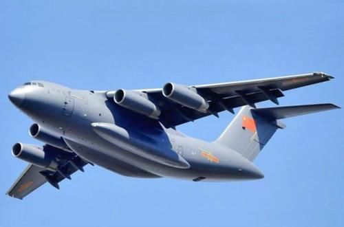 起飞时的承载高达640吨,堪称世界运载能力最强的安225运输机诞生