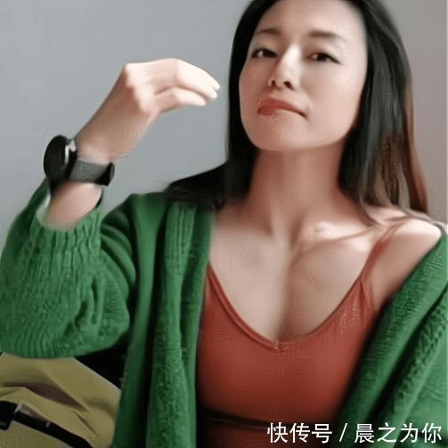 会所|美女爱健身，脱下外套后“倒三角”夺人眼球，快Hold不住了