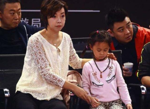 中国乒乓球队|40岁张怡宁宛如少女!大20岁富豪老公已成老头,很会哄老婆开心