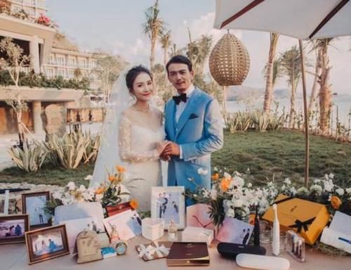 晒晒演员杨烁的家，一看装修就是大户人家了，家具都还带雕花的