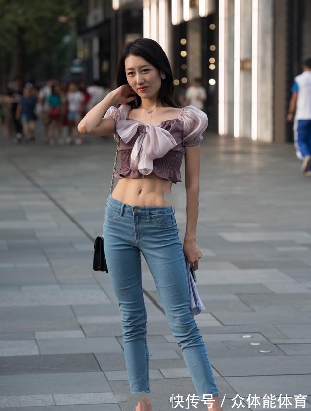 穿搭 紫薯色宽领短衫搭配浅色牛仔裤，紫薯色与粉色十分相似，温柔可爱！