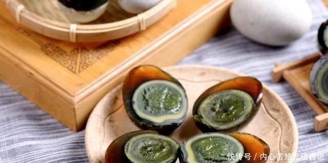 切皮蛋容易沾刀?大厨教你一招,不粘连不散花,切得完整又好看