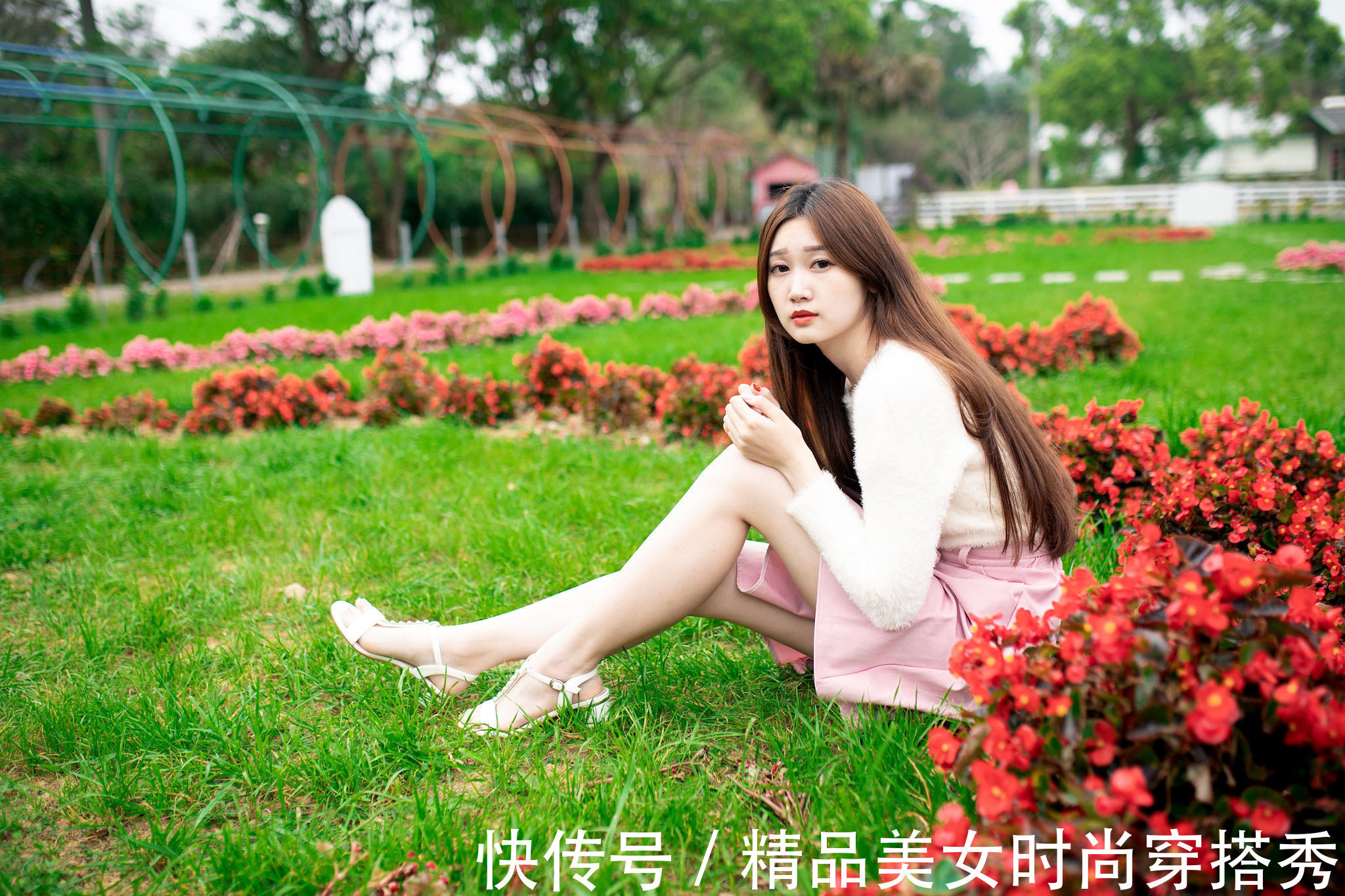 穿搭 甜美减龄的穿搭:粉色半身裙+白色小凉鞋,温柔甜美