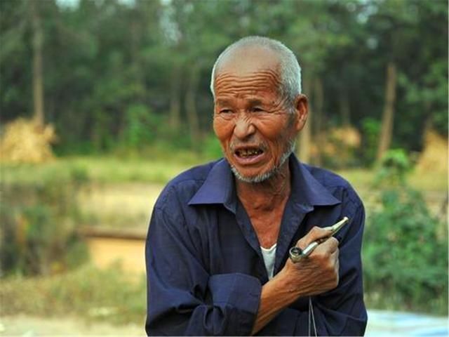 老汉到农民家瞟见“烟灰缸”,用2包烟顺走,最终拍出180万天价