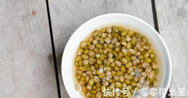 汤色|煮绿豆汤，别直接下锅煮，记住“加1步4窍门”，汤色碧绿解暑最佳！