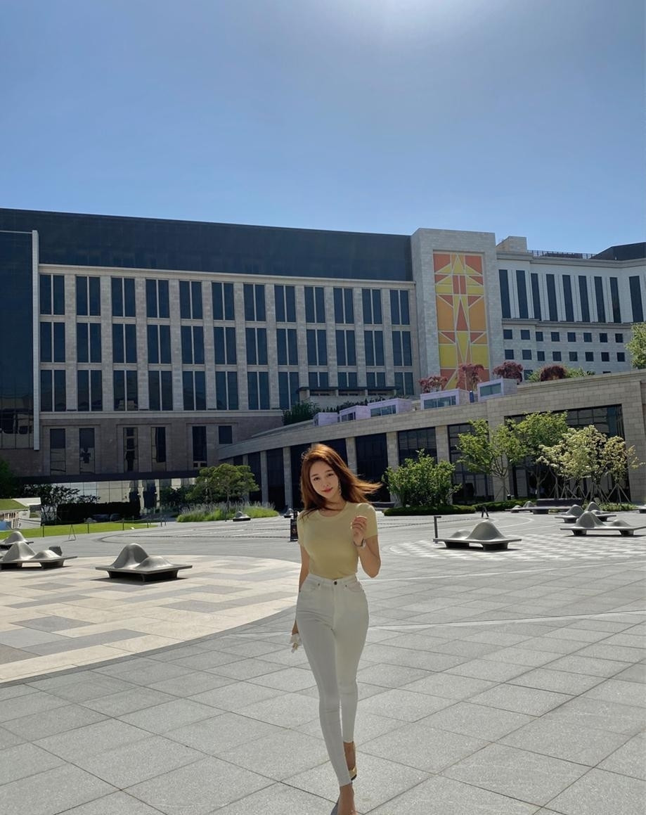 曲线|身材娇小但曲线曼妙的小姐姐, T恤配白色牛仔裤的样子, 美得很惊艳