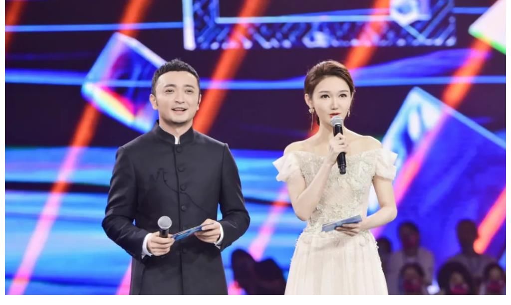 龙洋主持多场央视重大活动，与董卿同台亲和力不输，有接班人潜质