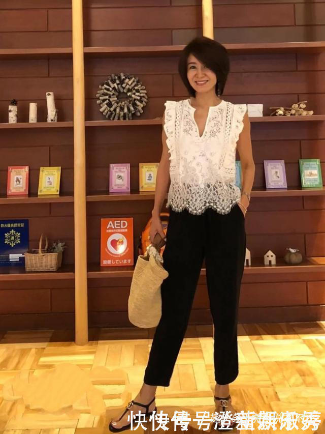 日常穿搭|这位日本主妇50岁，适龄穿搭简约又大方，堪称行走的时尚教科书