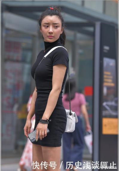 黑色修身连体裙搭配白色包包,时尚精致,简约大方