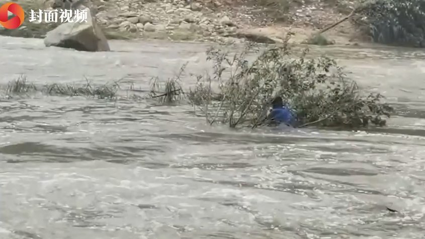 上涨|惊险！十五岁男生被冲下河道拼命抓住树干 水位不断上涨……