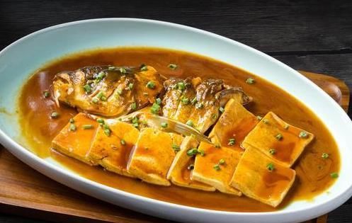 煎豆腐，切忌直接下油锅，下锅前多做一步，豆腐不碎不粘锅