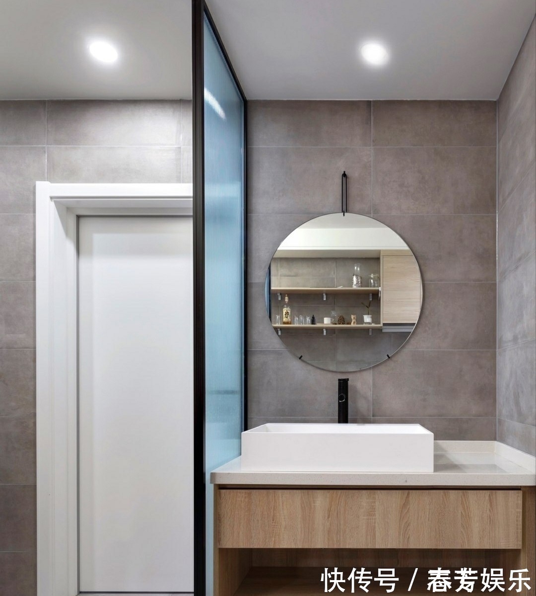 阳台上|独居女孩的精致生活:阳台装浴缸、卧室衣帽间,36平小家样样不少