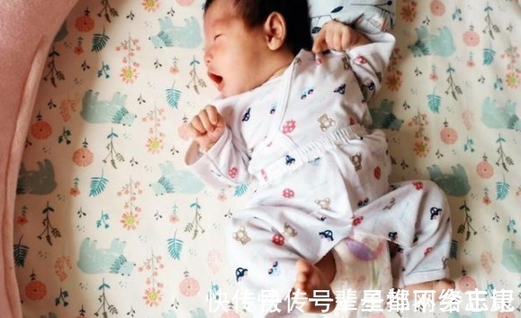 姿势|宝宝睡着后，为什么会保持“投降”的姿势？真实的原因太有爱了