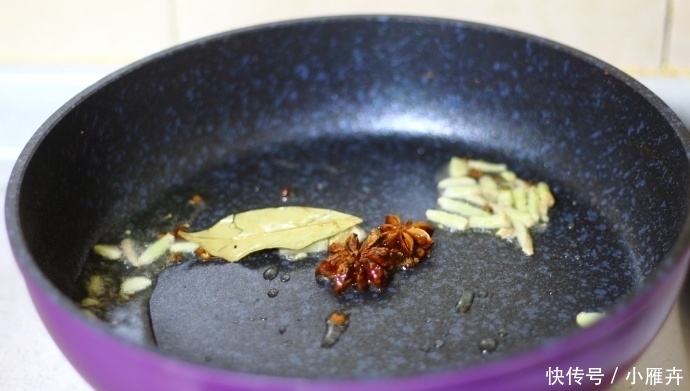 天冷了给家人炖一锅小黄鱼炖豆腐，鱼肉鲜嫩，风味独特，常吃补钙