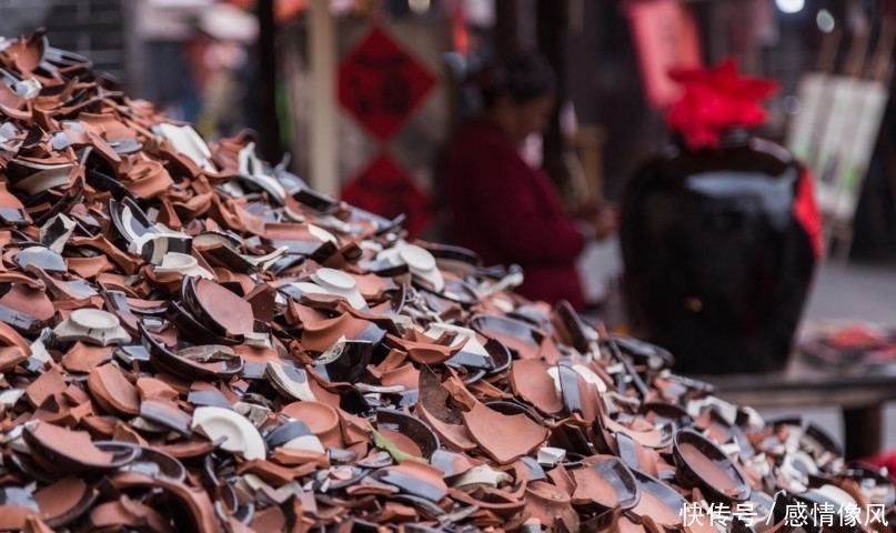 喝完|这个酒坊五块钱一碗酒 喝完随你摔,已经超过四十万人在这里摔碗