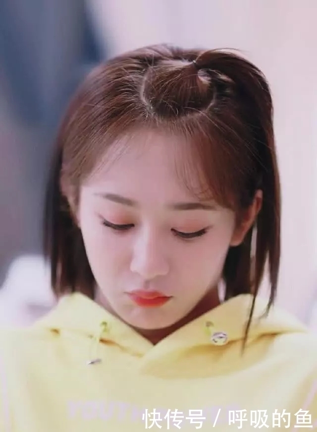 丸子头已经不实行了,今年流行苹果头,减龄显脸小