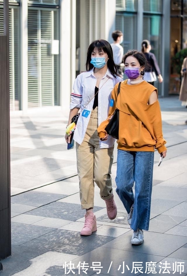 路人街拍，美女穿一件短袖T恤，非常的清新时尚