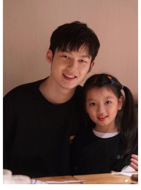 还记得《爸爸去哪儿》的阿拉蕾吗?董力晒出合照,模样变这样了