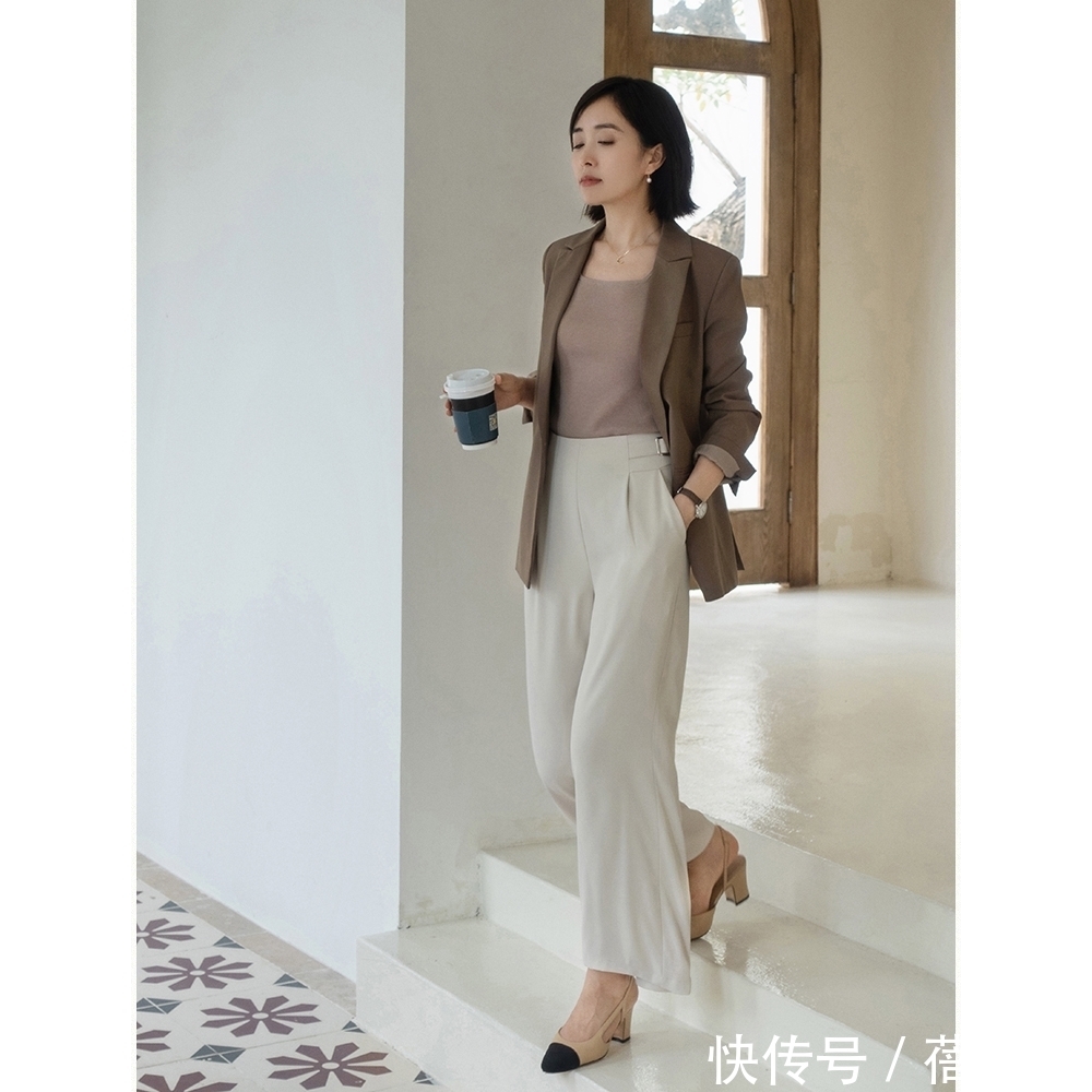 造型感|秋天,45+的女性别乱穿,这条“西裤”才是首选,高级简约又知性