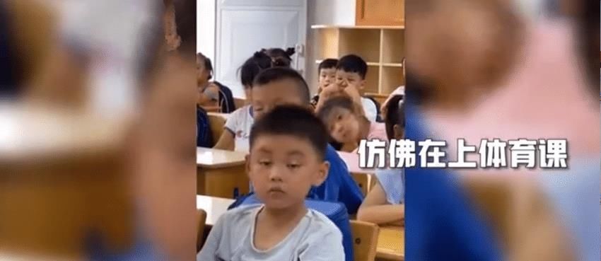 睡眠不足|小学生做眼保健操“卡点犯困”，最终不敌睡意一头倒下太真实了