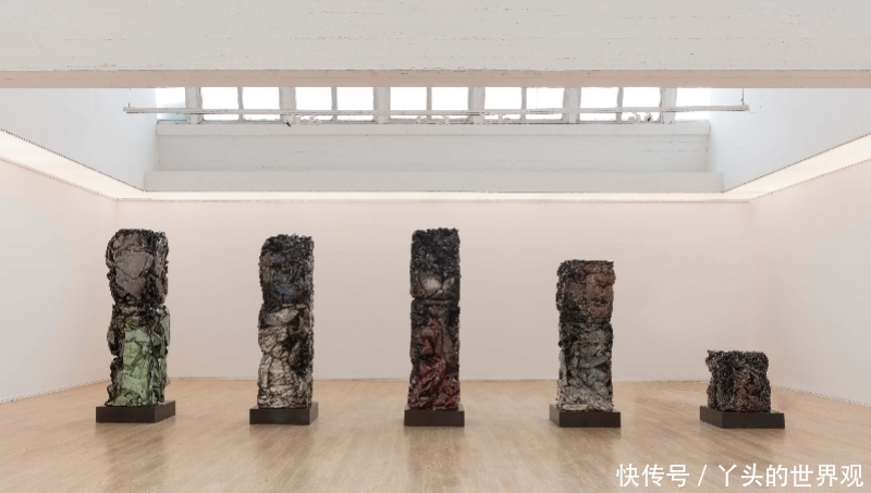 他用车壳重塑巨石人像,再现宇宙视角下的众生平等