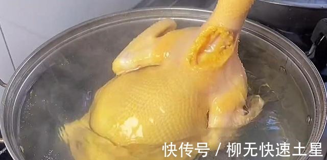 厨师长分享正宗白切鸡做法，步骤详细，皮爽柔滑，咬一口满嘴香！