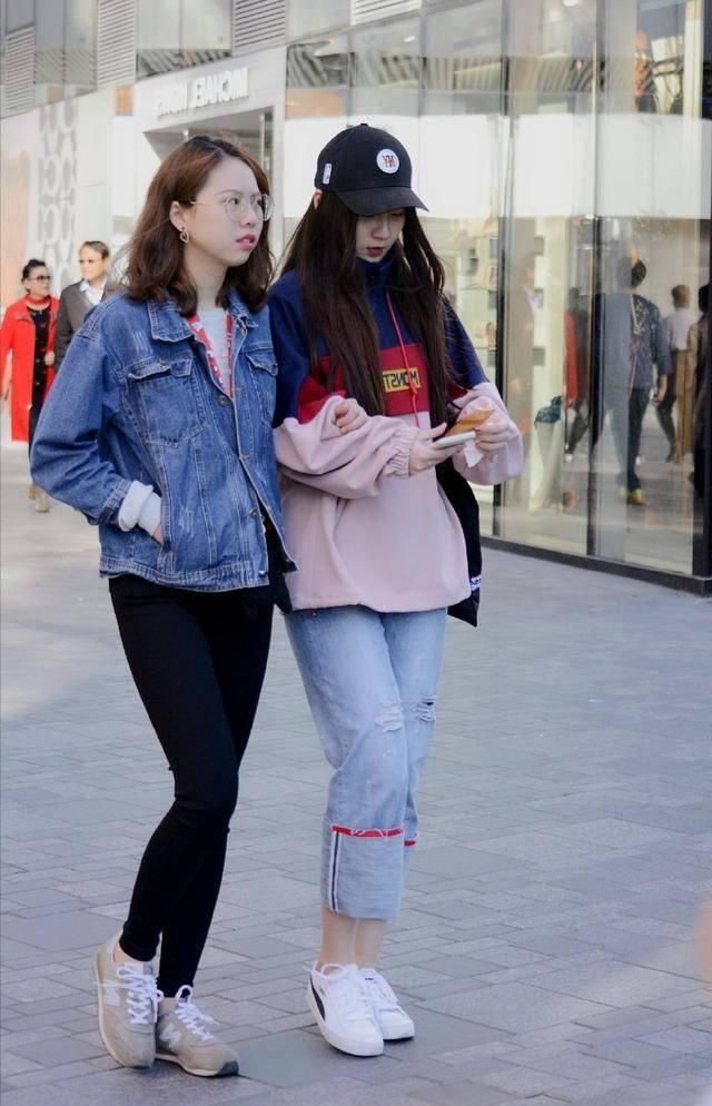 路人街拍，小姐姐内搭白色的吊带塔裙，一身打扮颇有慵懒的风格