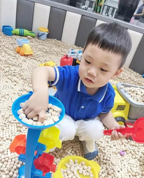 霸道|6岁男孩太霸道,把蹦蹦床上的小朋友都赶走,妈妈只顾拍照