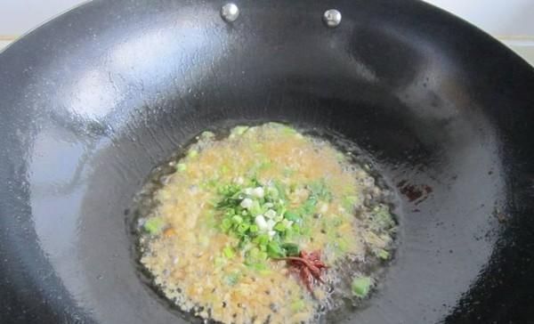 鱼刺卡在喉咙里，别再喝醋吞米饭，教你1招，鱼刺自己跑出来