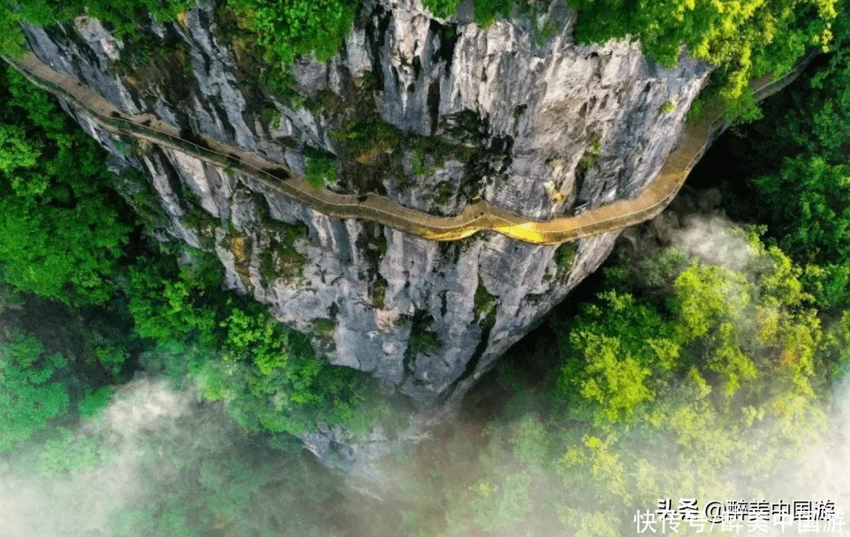 天下风物——《探访德夯大峡谷，瀑布高悬，峡谷深壑，风光旖旎》风光题照