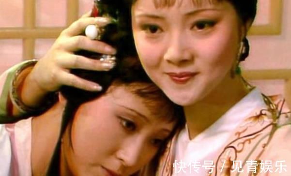 刘姥姥$刘姥姥分别评价林黛玉和薛宝钗,仅仅两字之差,两人对比高低立判