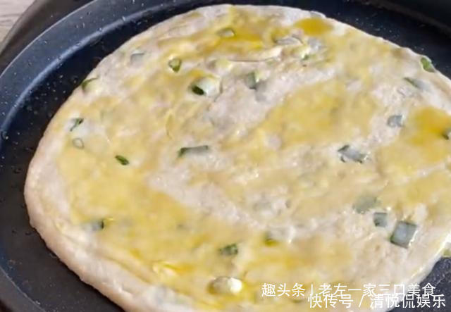 刷上一层食|烙了2年的大饼,终于找到窍门了,这样做葱花饼,又软又香又好吃