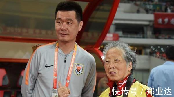 国足|李霄鹏上任后首次发声!将国足比作不争气的儿子,回应为何招52人