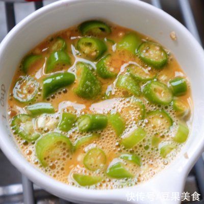 美极酱油|原来做又辣有香又开胃的尖椒炒蛋这么简单