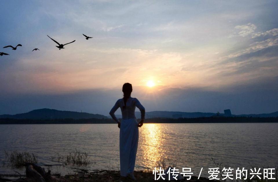 静依|回眸千里外,是谁的擦肩痴了岁月,载了思念?