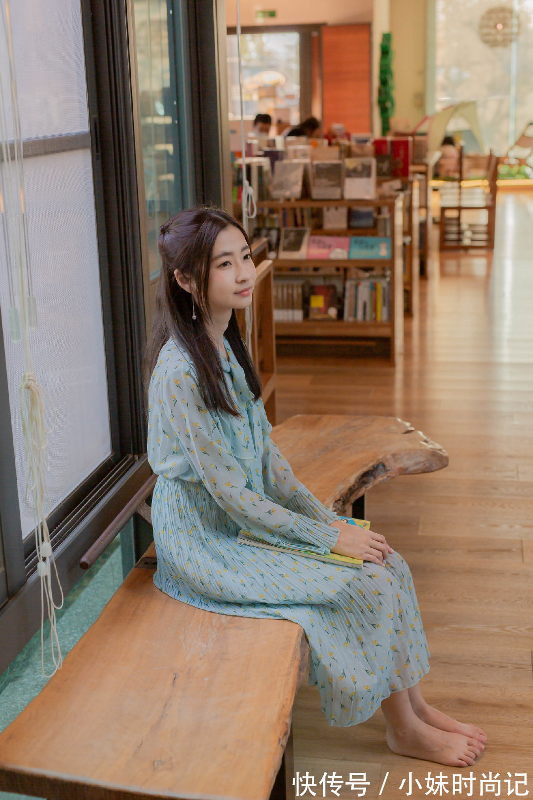 简约|小姐姐的碎花裙十分的优雅清新,简约大气中也有女性的柔美