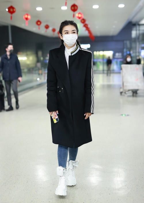 黑色大衣怎么穿美？搭阔腿裤大气优雅，配运动裤舒适有型，都好看