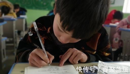 容嬷嬷&初中生独创“容嬷嬷字体”,每一笔都像针扎,老师看着就感觉疼