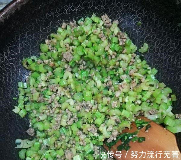 用芹菜来炒肉末，用勺子挖着吃，过瘾