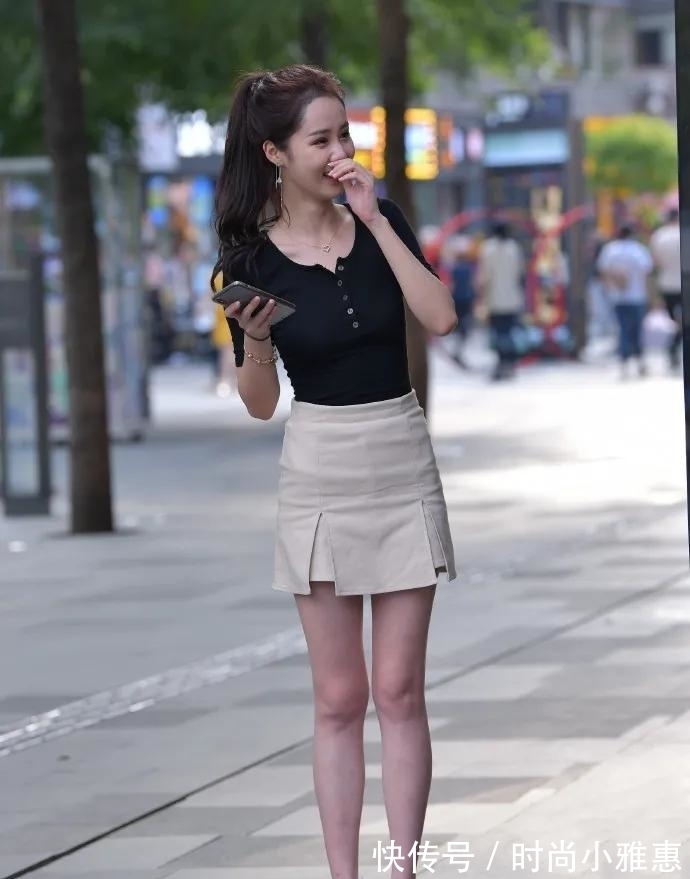 半身裙 黑色圆领短袖T恤,搭配米色半身裙,尽显出清纯的时尚气息