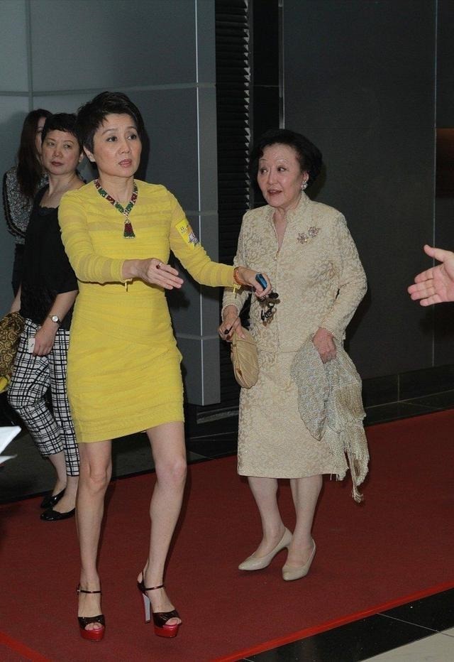 身材比例|赌王四太梁安琪气质绝了,穿一条黄色连衣裙身材比例出众,超洋气