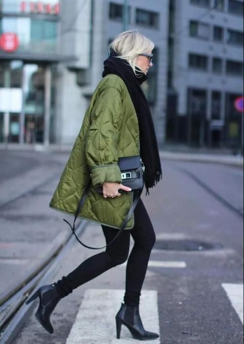 女人过了55岁，就要少穿小黑裤，学三木妈妈这样穿，特高级