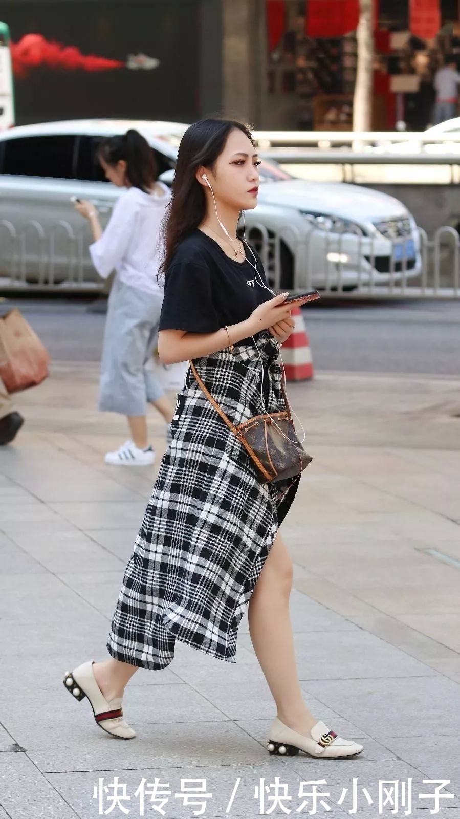 蓝色吊带连衣裙搭配白色高跟鞋,美女为何笑的如此灿烂