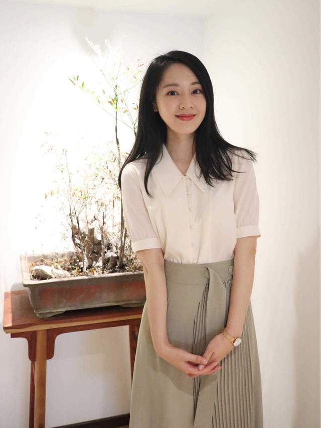 职场|小个子如何穿出“职场”范?一身灰色西服套装精致干练,显高显瘦