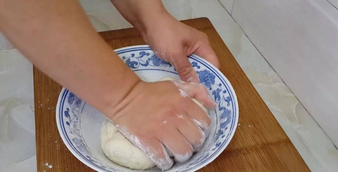 鸡蛋|吃早餐蛋糕的新方法,淋上蛋液,比手抓蛋糕简单,比鸡蛋灌饼好