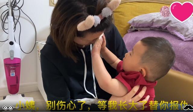 小姨|小姨失恋躲房间哭了,两岁宝宝这样安慰,网友“治愈神兽”一枚
